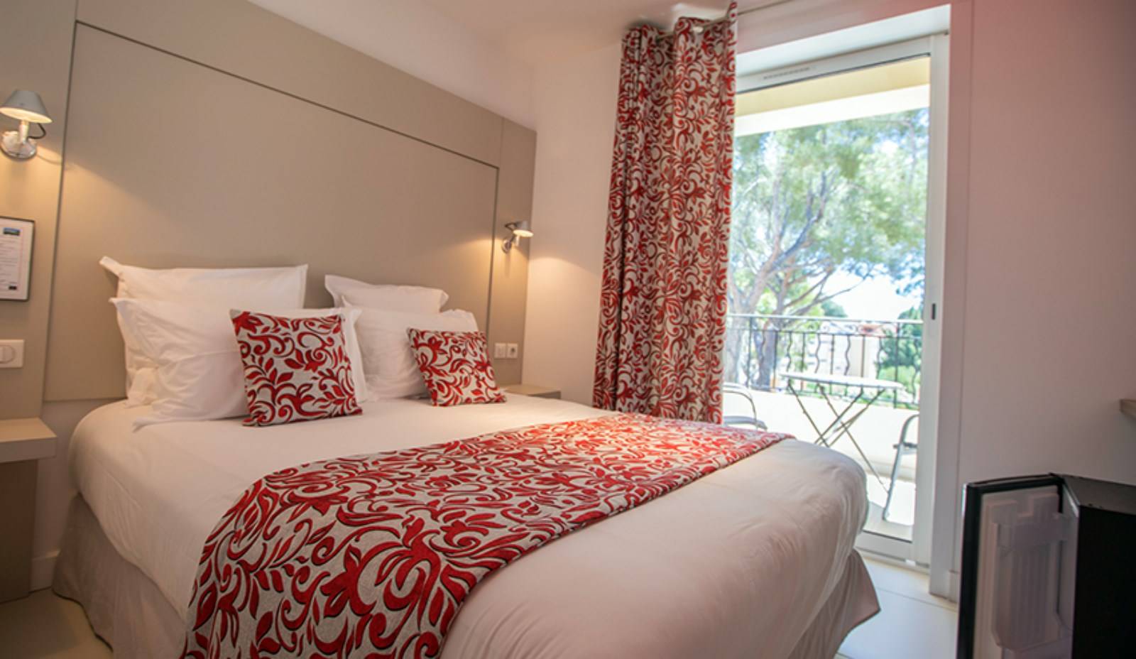 Hôtel de la Plage - HDLP Proche de la mer. Chambre Familiale Sud  pour 2 adultes et 2 enfants. Lit 160x200. 