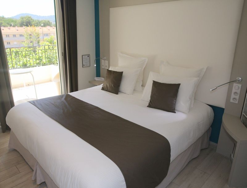 chambre hotel Superieure Sud Lit 180x200. Bormes les mimosas 83 var